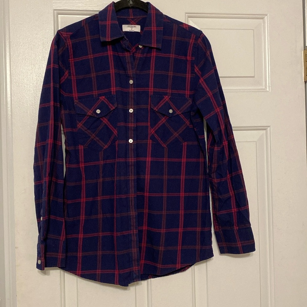 Untuck it brand for her. Ptp is 19 inches. Blue and light red. No damagee